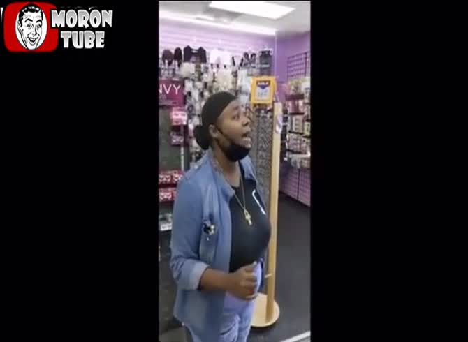 Video :Her credit card is refused, she violently attacks the store managers!